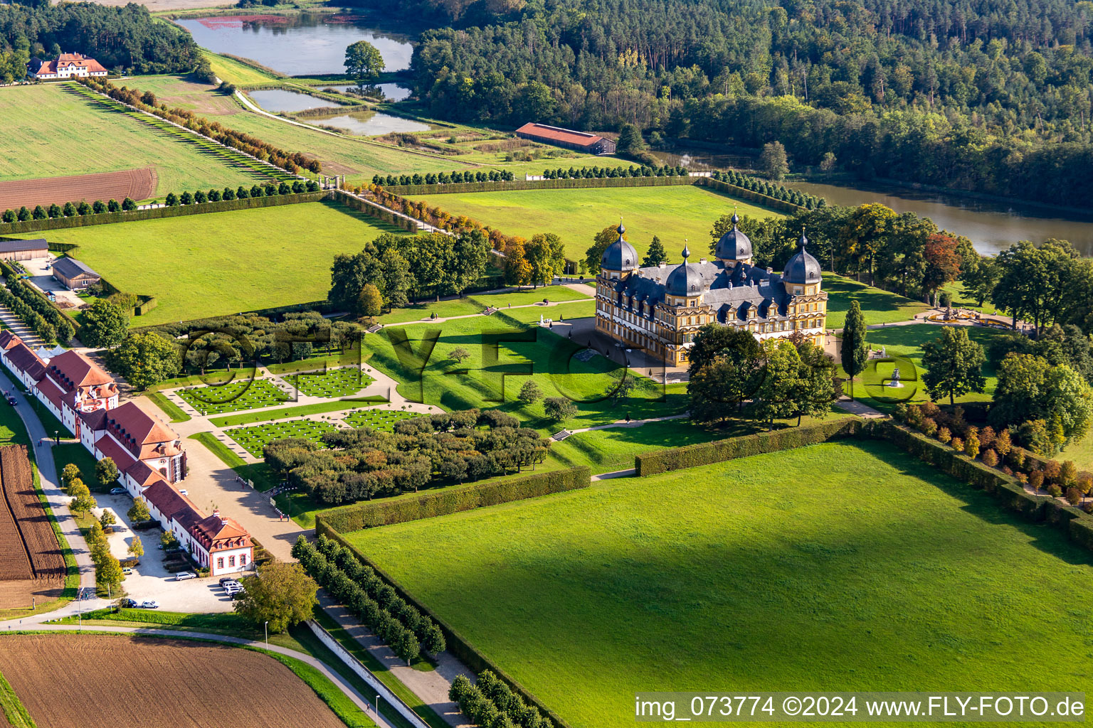 Vue aérienne de Parc et château du Seehof à Memmelsdorf dans le département Bavière, Allemagne