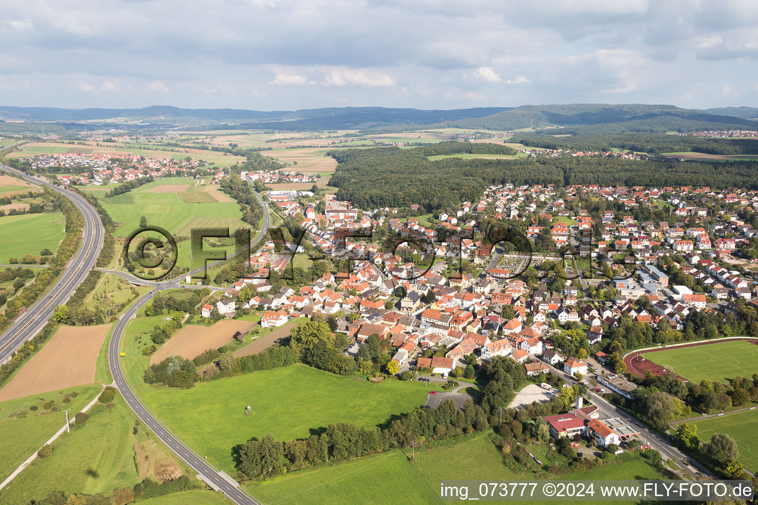 Vue aérienne de Vue des rues et des maisons des quartiers résidentiels à Memmelsdorf dans le département Bavière, Allemagne