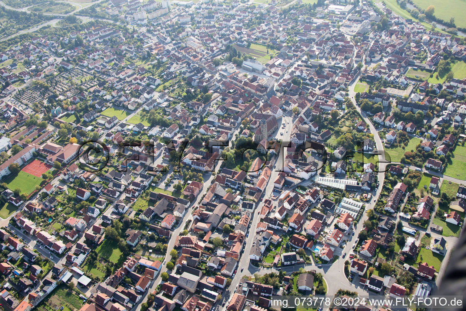 Vue aérienne de Hallstadt dans le département Bavière, Allemagne