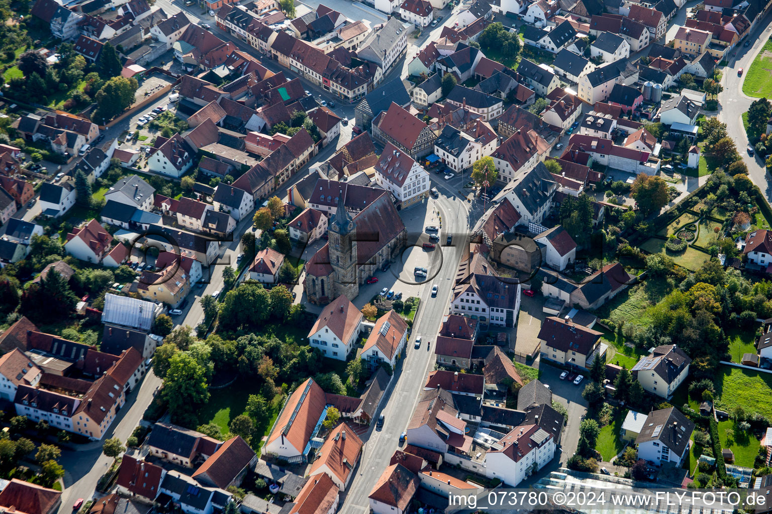 Vue aérienne de Bâtiment de l'église église paroissiale catholique Saint-Kilian dans le vieux centre-ville du centre-ville à Hallstadt dans le département Bavière, Allemagne