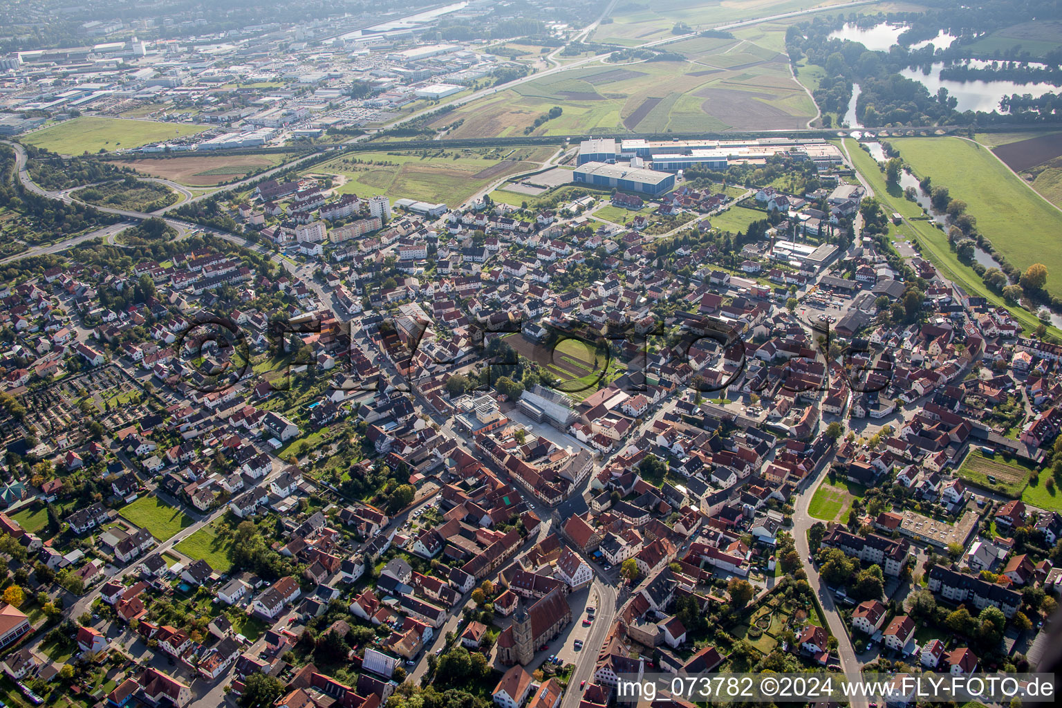 Vue aérienne de Vue des rues et des maisons des quartiers résidentiels à Hallstadt dans le département Bavière, Allemagne