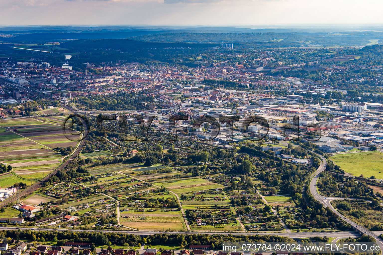 Vue aérienne de Bamberg du nord-ouest à Hallstadt dans le département Bavière, Allemagne