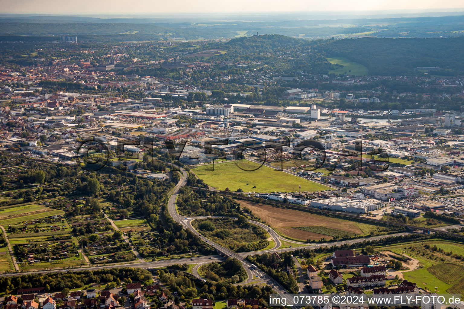 Vue aérienne de Bamberg du nord-ouest à Hallstadt dans le département Bavière, Allemagne