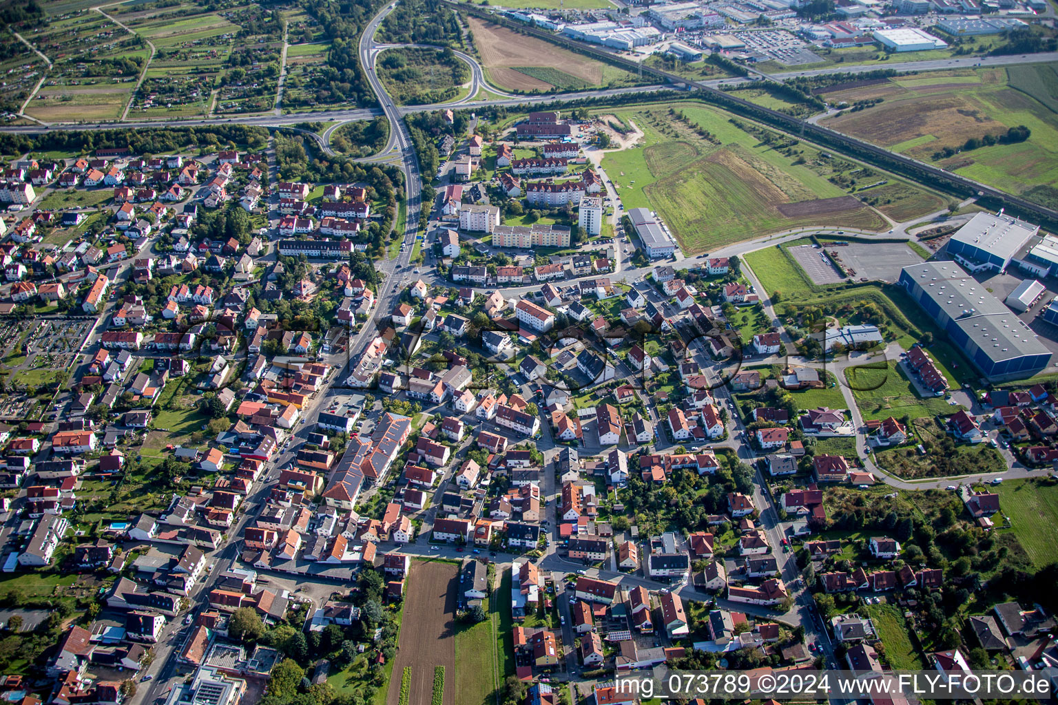 Vue aérienne de Vue des rues et des maisons des quartiers résidentiels à Hallstadt dans le département Bavière, Allemagne