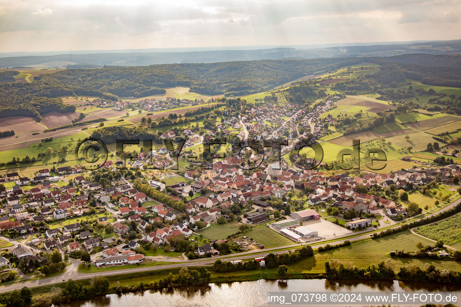 Vue aérienne de Viereth à le quartier Trunstadt in Viereth-Trunstadt dans le département Bavière, Allemagne