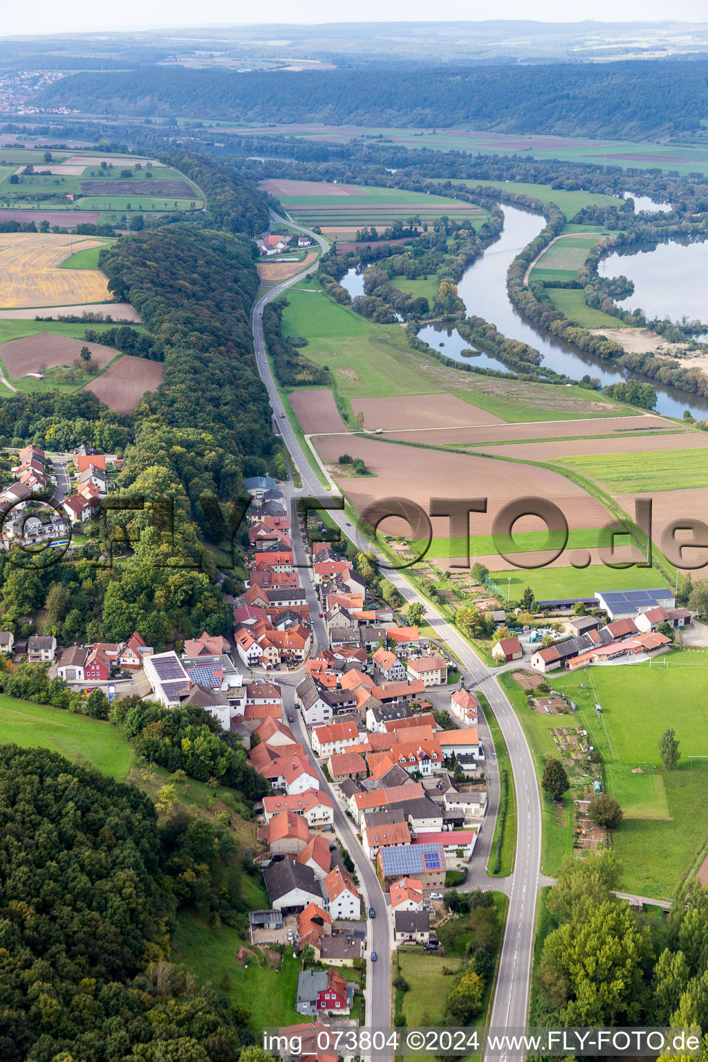 Vue aérienne de Vue sur le village à le quartier Roßstadt in Eltmann dans le département Bavière, Allemagne