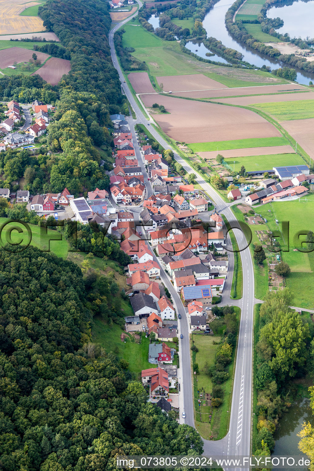 Vue aérienne de Vue sur le village à le quartier Roßstadt in Eltmann dans le département Bavière, Allemagne