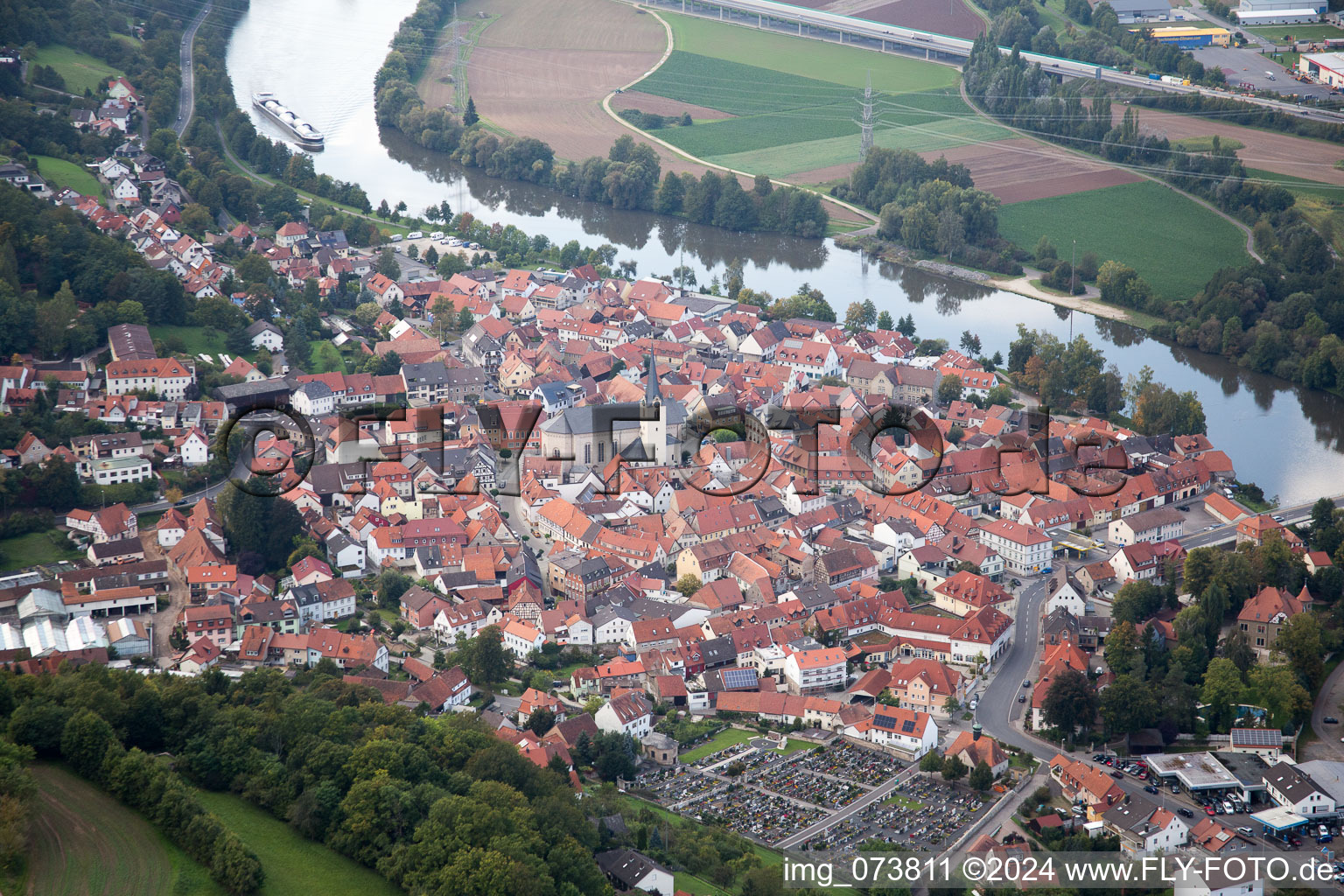 Vue aérienne de Zones riveraines du Main à Eltmann dans le département Bavière, Allemagne