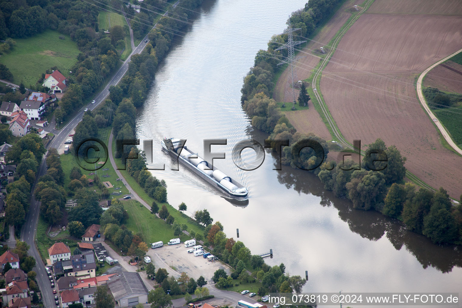 Vue aérienne de Navires et groupes de remorquage de la navigation intérieure circulant sur la voie navigable du Main à Eltmann dans le département Bavière, Allemagne