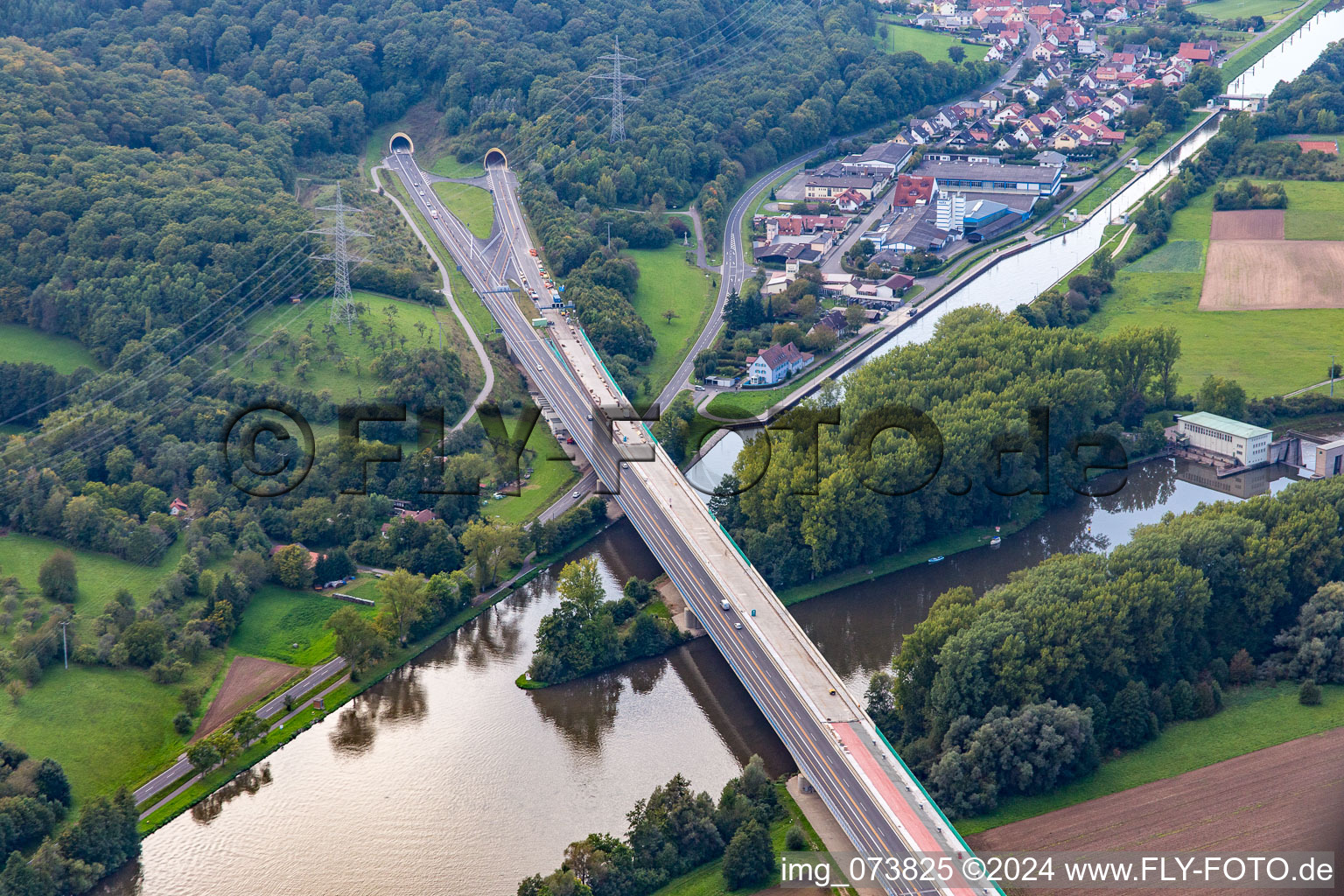 Vue aérienne de Tracé et voies le long du pont autoroutier BAB A70 sur le Main à le quartier Limbach in Eltmann dans le département Bavière, Allemagne