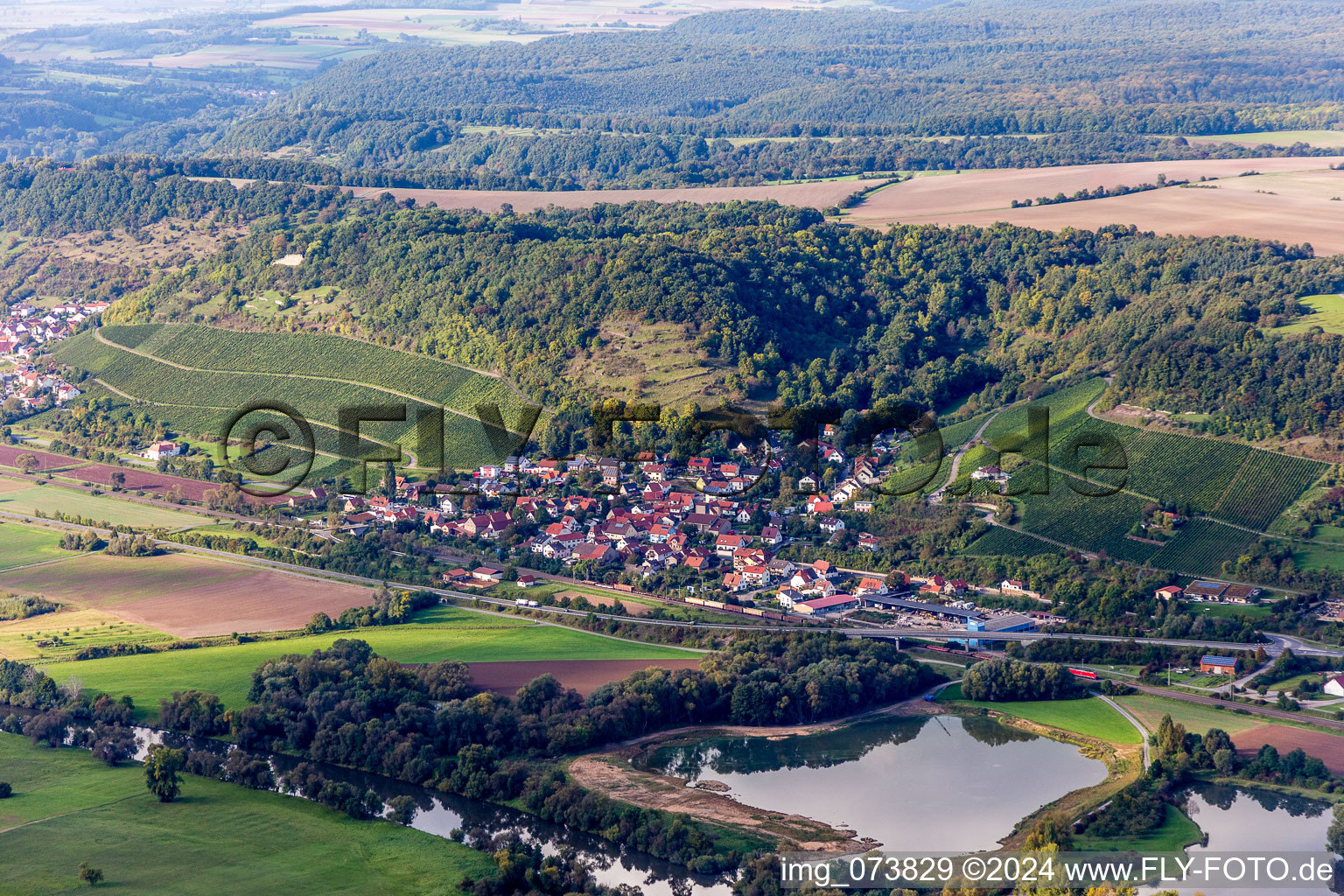 Vue aérienne de Surfaces des berges du Main en Ziegelanger à le quartier Ziegelanger in Zeil am Main dans le département Bavière, Allemagne