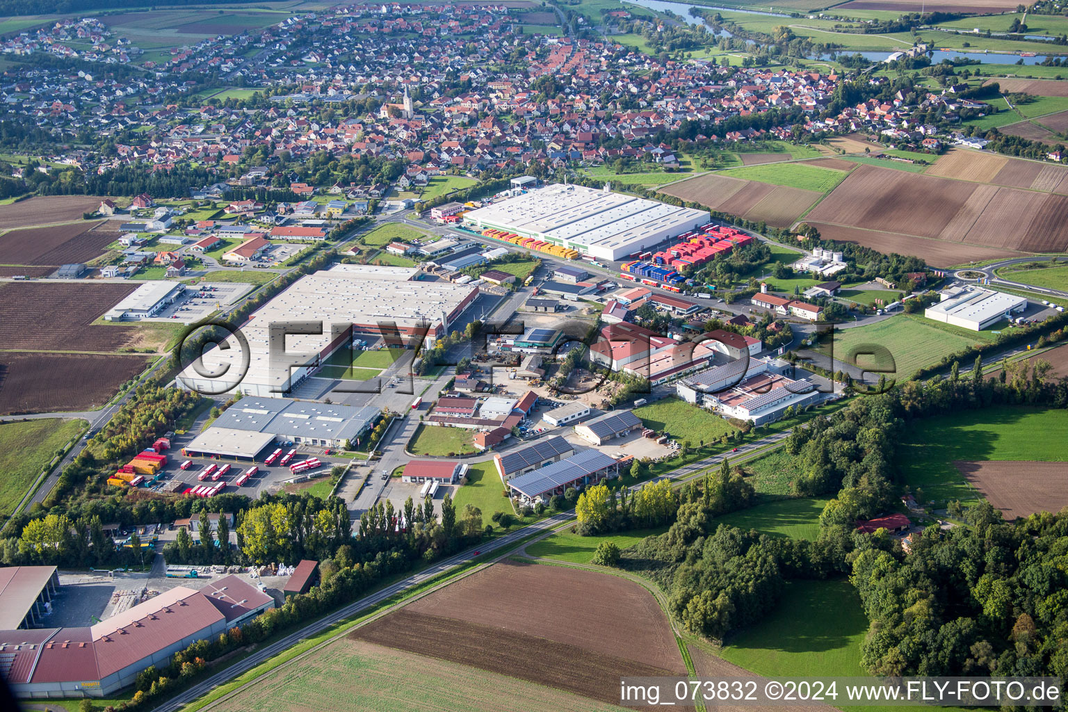 Vue aérienne de Zone commerciale et établissement d'entreprise, zone commerciale An der Siechkapelle à Knetzgau dans le département Bavière, Allemagne