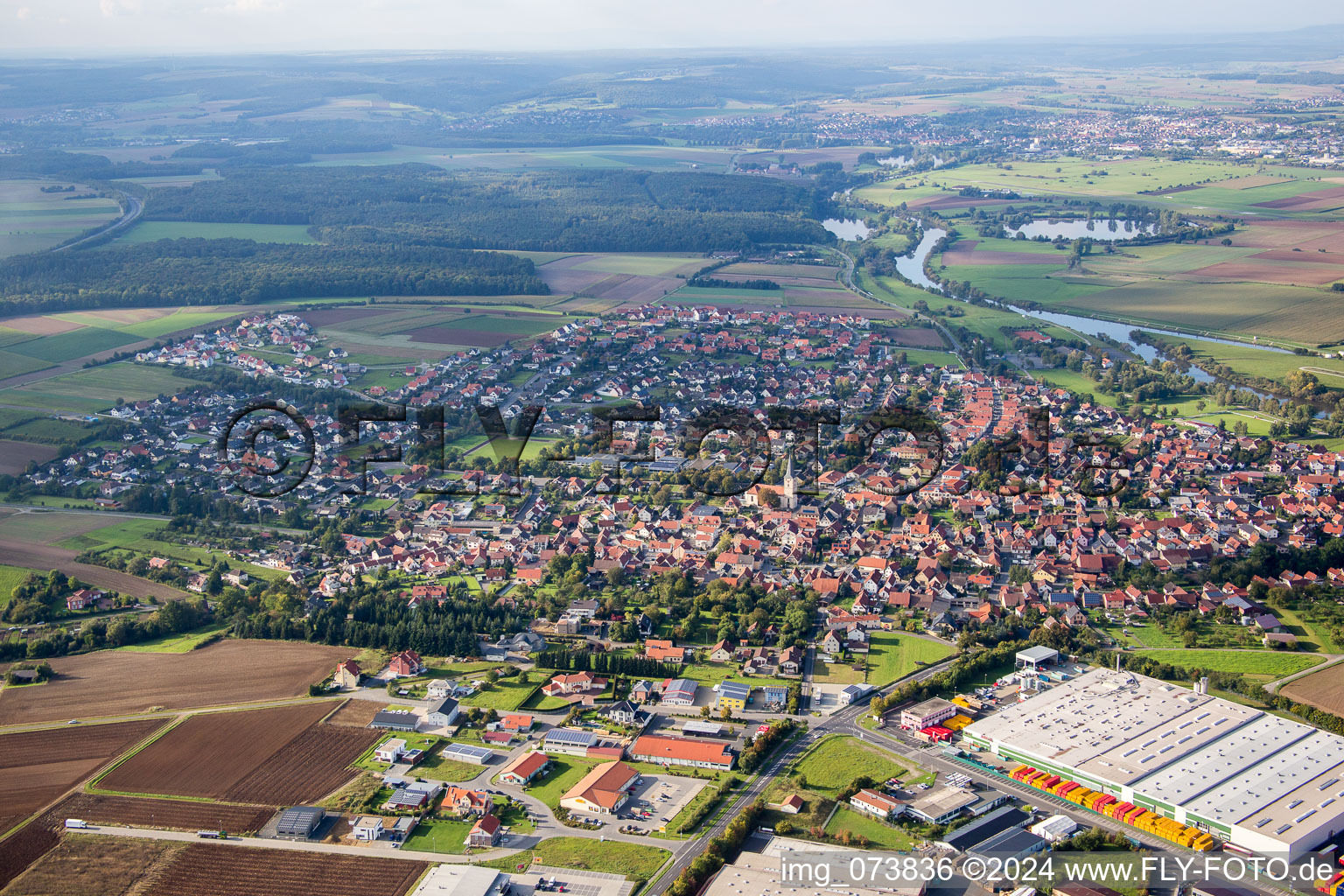 Vue aérienne de Vue des rues et des maisons des quartiers résidentiels à Knetzgau dans le département Bavière, Allemagne