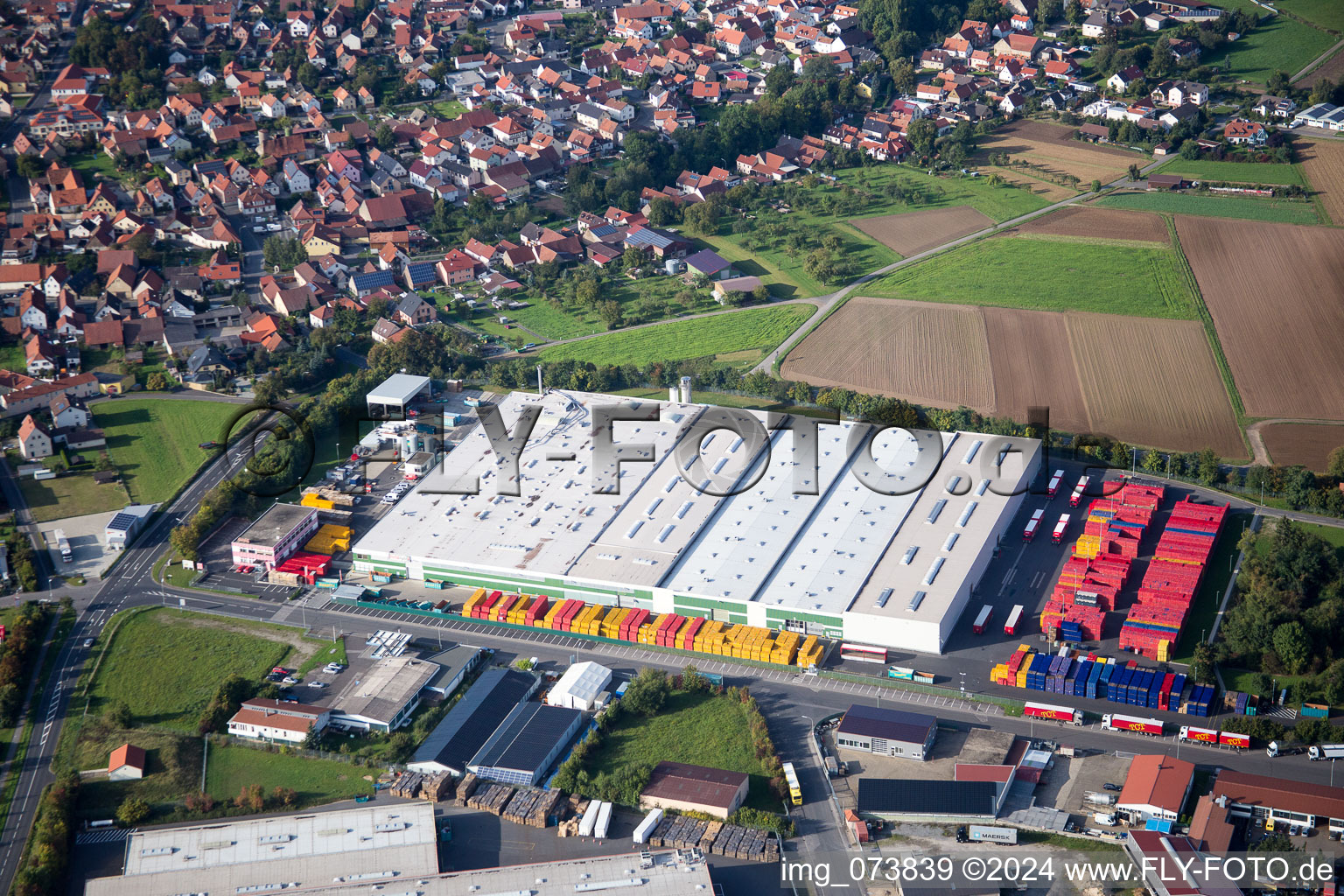 Vue oblique de Zone commerciale et établissement d'entreprise, zone commerciale An der Siechkapelle à Knetzgau dans le département Bavière, Allemagne