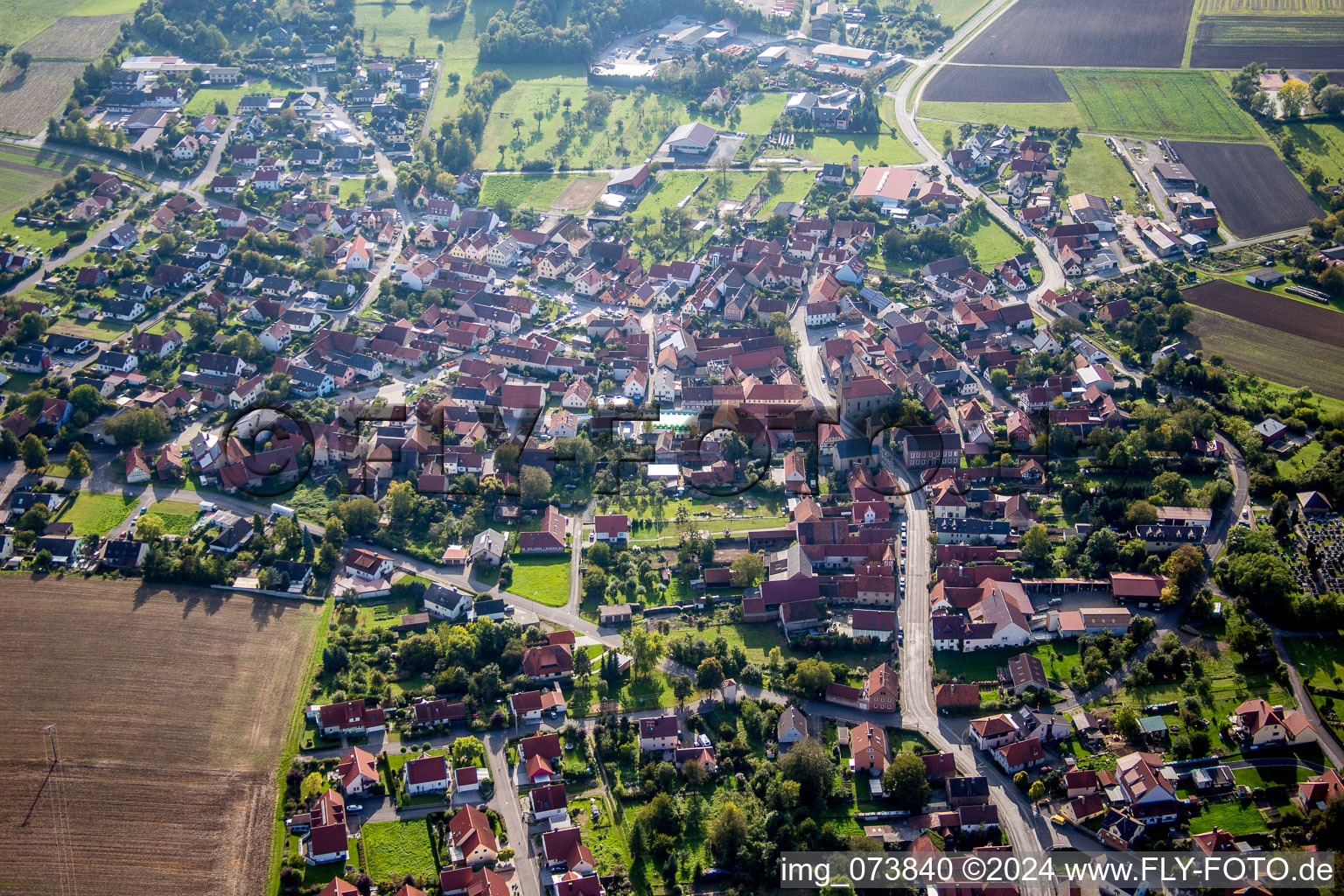 Vue aérienne de Vue des rues et des maisons des quartiers résidentiels à Westheim dans le département Bavière, Allemagne