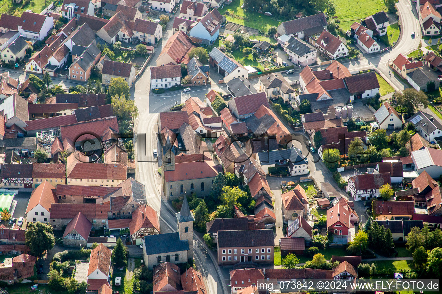 Vue aérienne de Bâtiment d'église au centre du village à Westheim dans le département Bavière, Allemagne