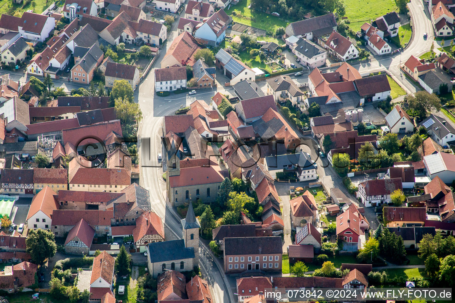 Vue aérienne de Bâtiment d'église au centre du village à le quartier Westheim in Knetzgau dans le département Bavière, Allemagne