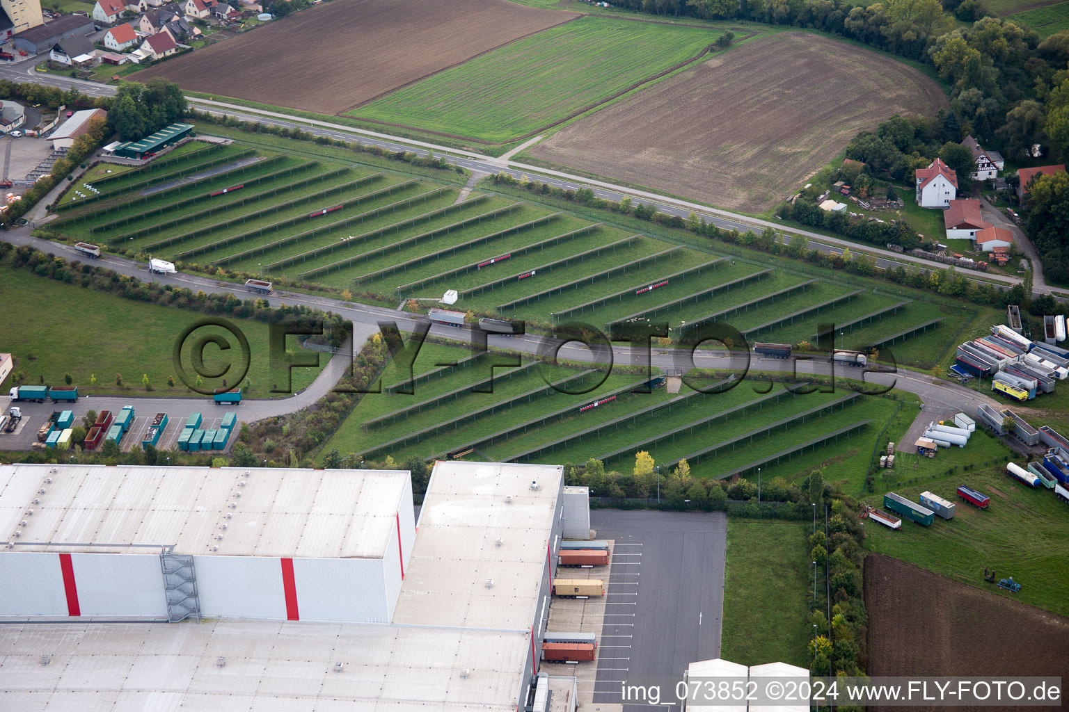 Vue aérienne de Zone commerciale et établissement d'entreprise à Rödertor à Donnersdorf dans le département Bavière, Allemagne