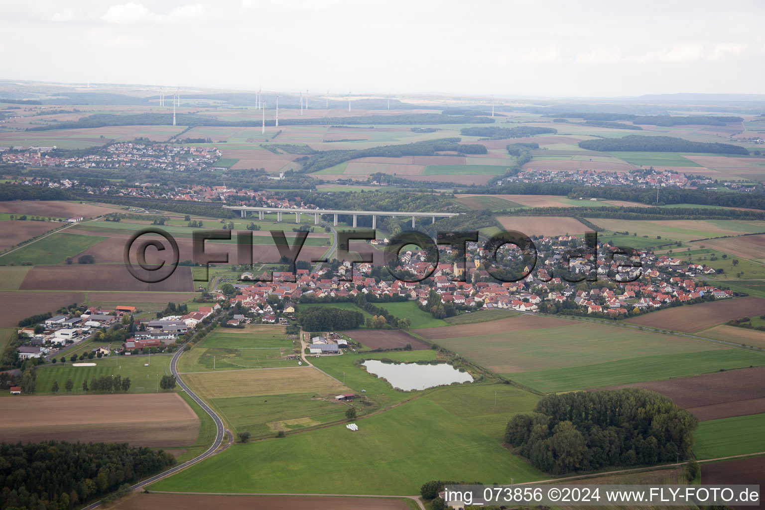 Vue aérienne de Obereuerheim dans le département Bavière, Allemagne