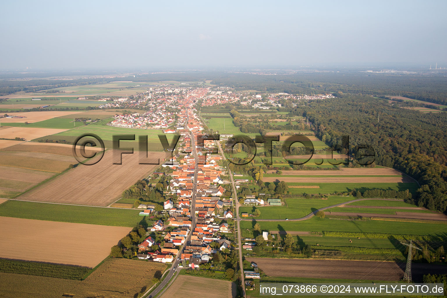 Vue aérienne de Vue sur les rues du long Rhin, principales et de la Sarre à travers Kandel à Kandel dans le département Rhénanie-Palatinat, Allemagne