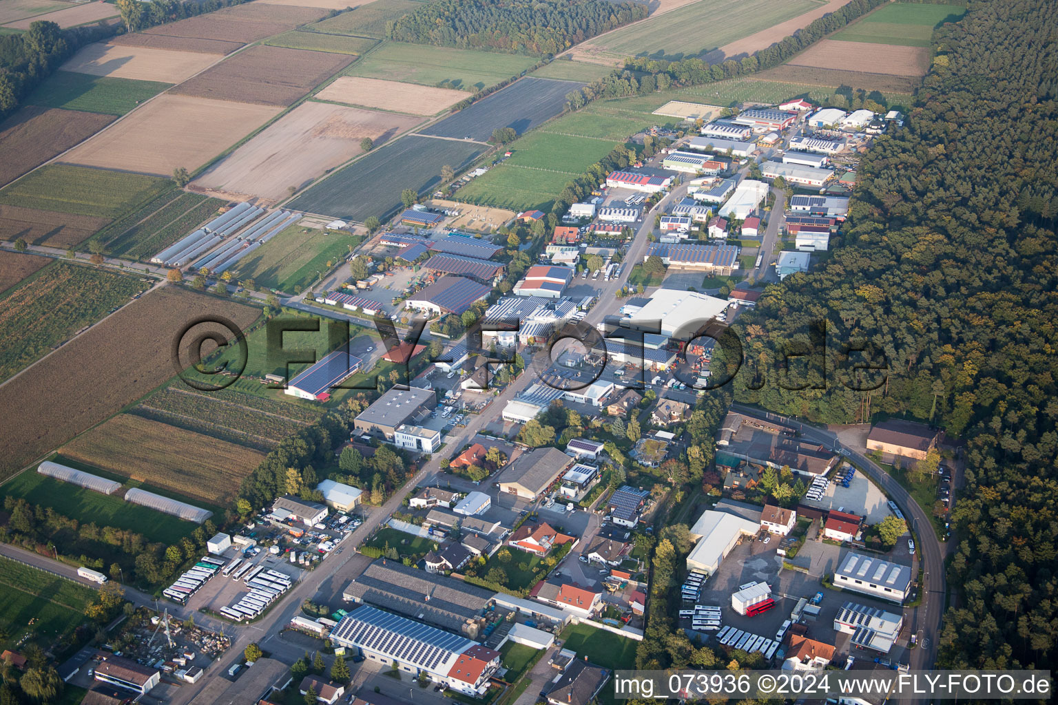 Vue aérienne de Zone commerciale et implantation d'entreprises à Am Gäxwald (Palatinat) à le quartier Herxheim in Herxheim bei Landau dans le département Rhénanie-Palatinat, Allemagne