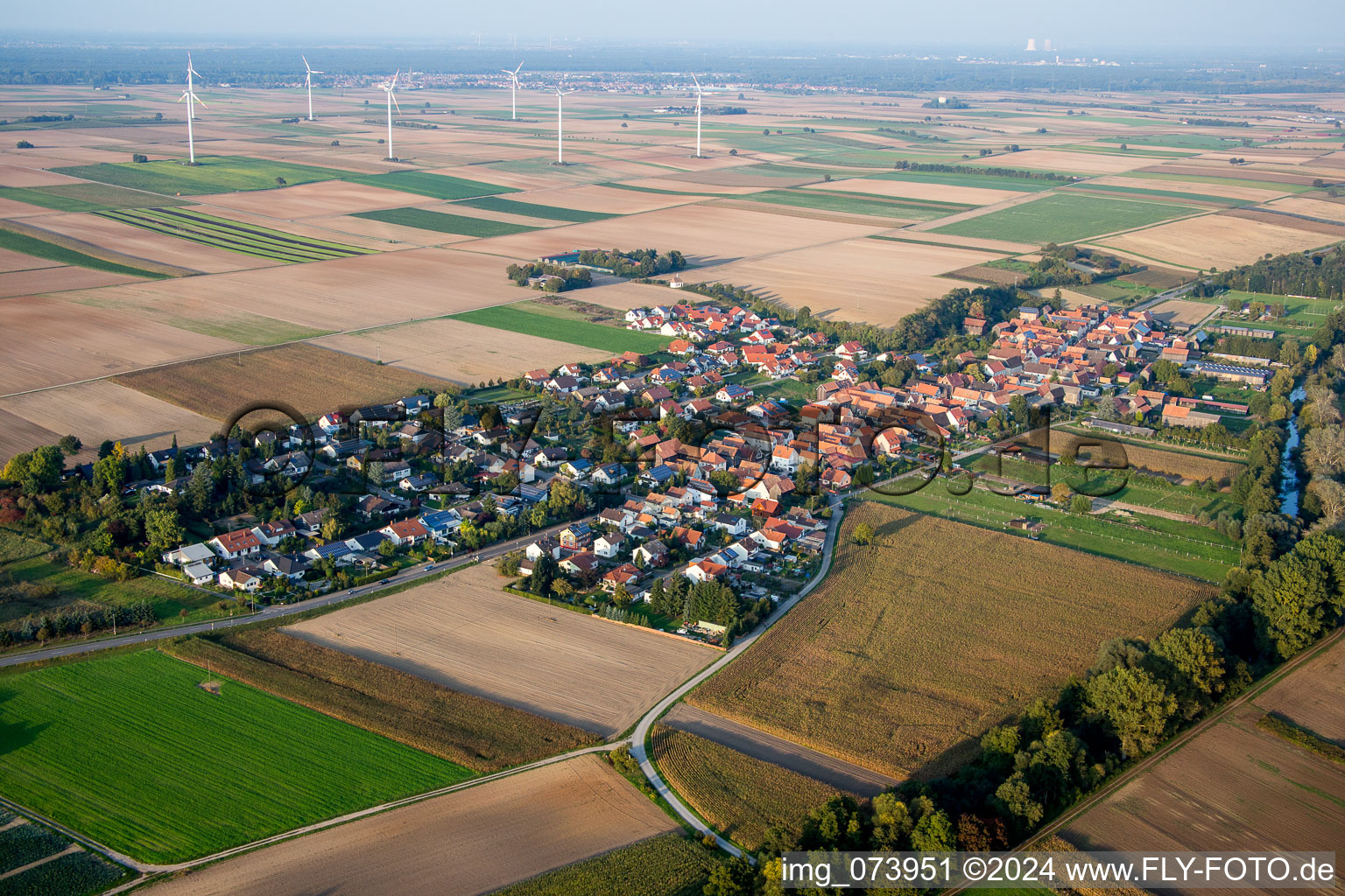 Vue aérienne de Éoliennes et champs agricoles et zones utilisables à Herxheimweyher dans le département Rhénanie-Palatinat, Allemagne