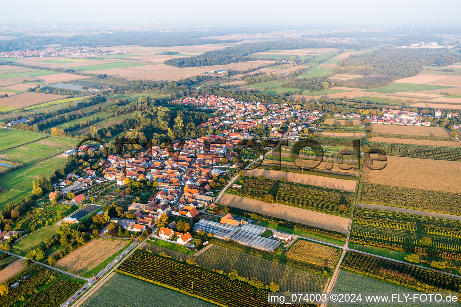 Vue aérienne de Champs agricoles et surfaces utilisables à Winden dans le département Rhénanie-Palatinat, Allemagne