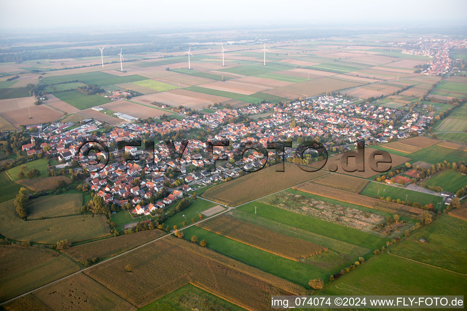 Minfeld dans le département Rhénanie-Palatinat, Allemagne vu d'un drone