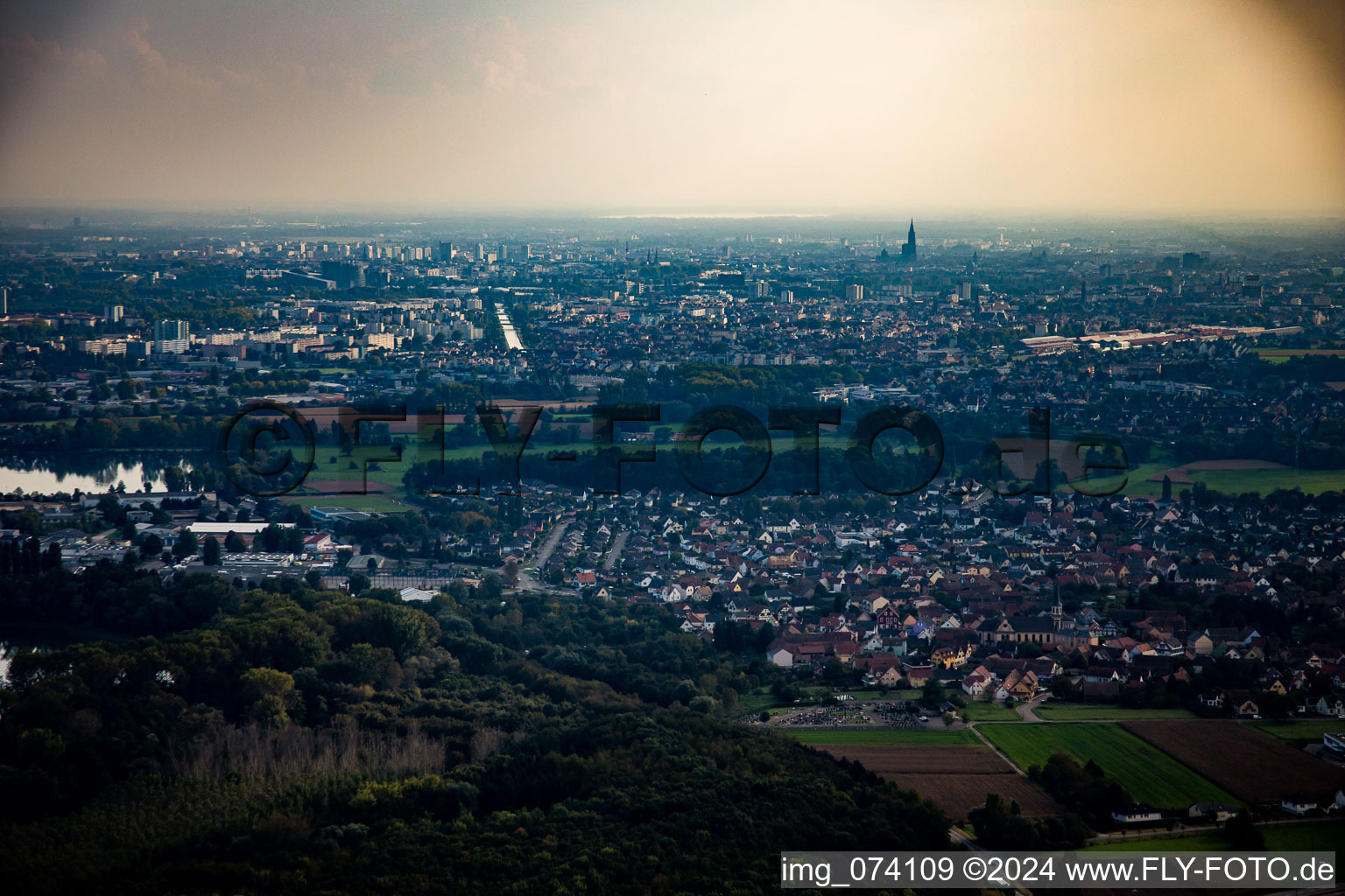 Vue aérienne de Strasbourg depuis le nord à Hœnheim dans le département Bas Rhin, France