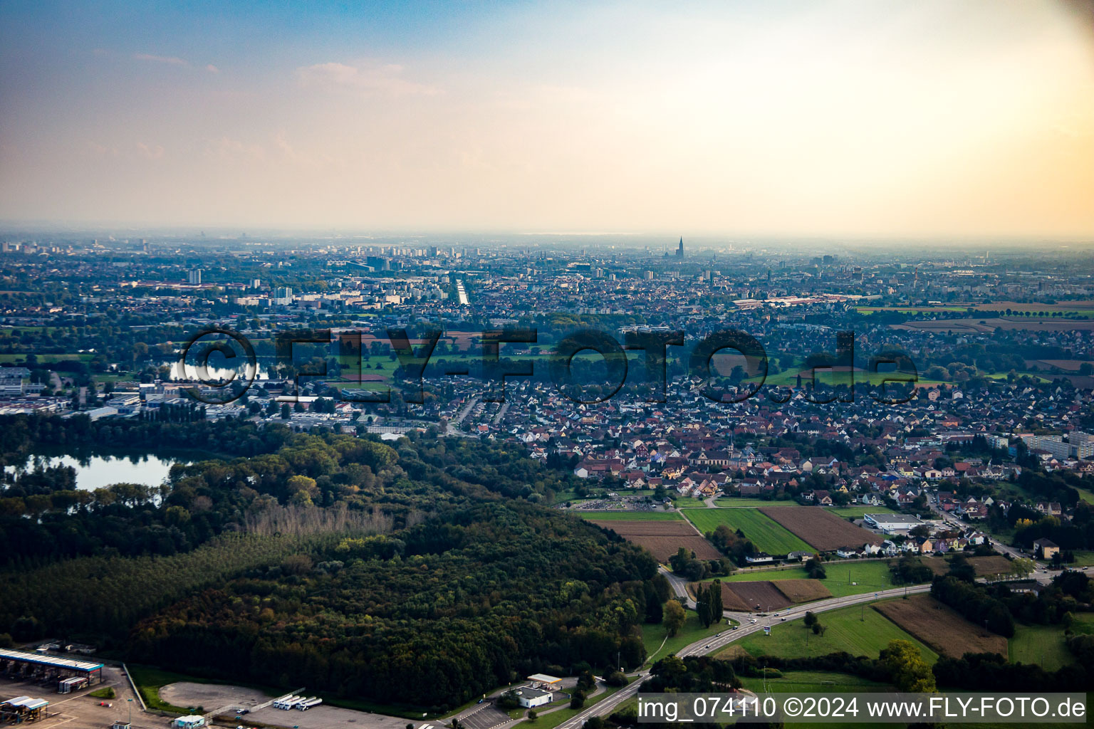 Vue aérienne de Strasbourg depuis le nord à Hœnheim dans le département Bas Rhin, France