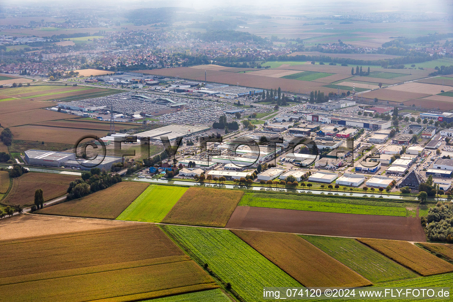 Vue aérienne de Reichstett, zone commerciale à Vendenheim dans le département Bas Rhin, France