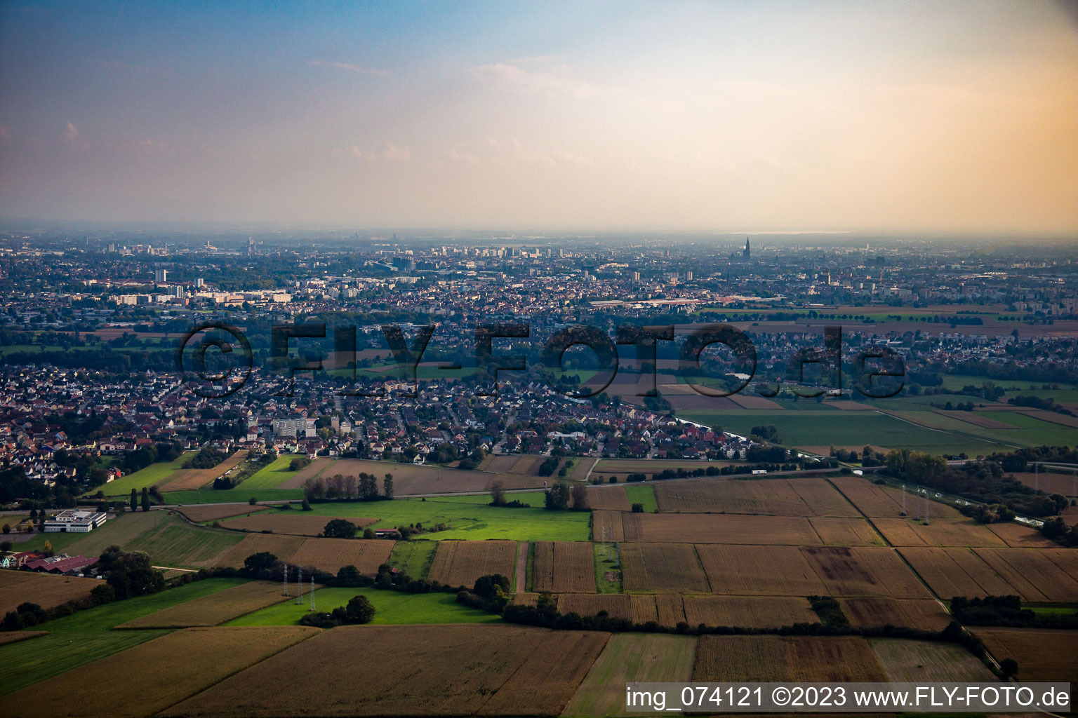 Vue aérienne de Strasbourg depuis le nord à le quartier Annexe in Bischheim dans le département Bas Rhin, France