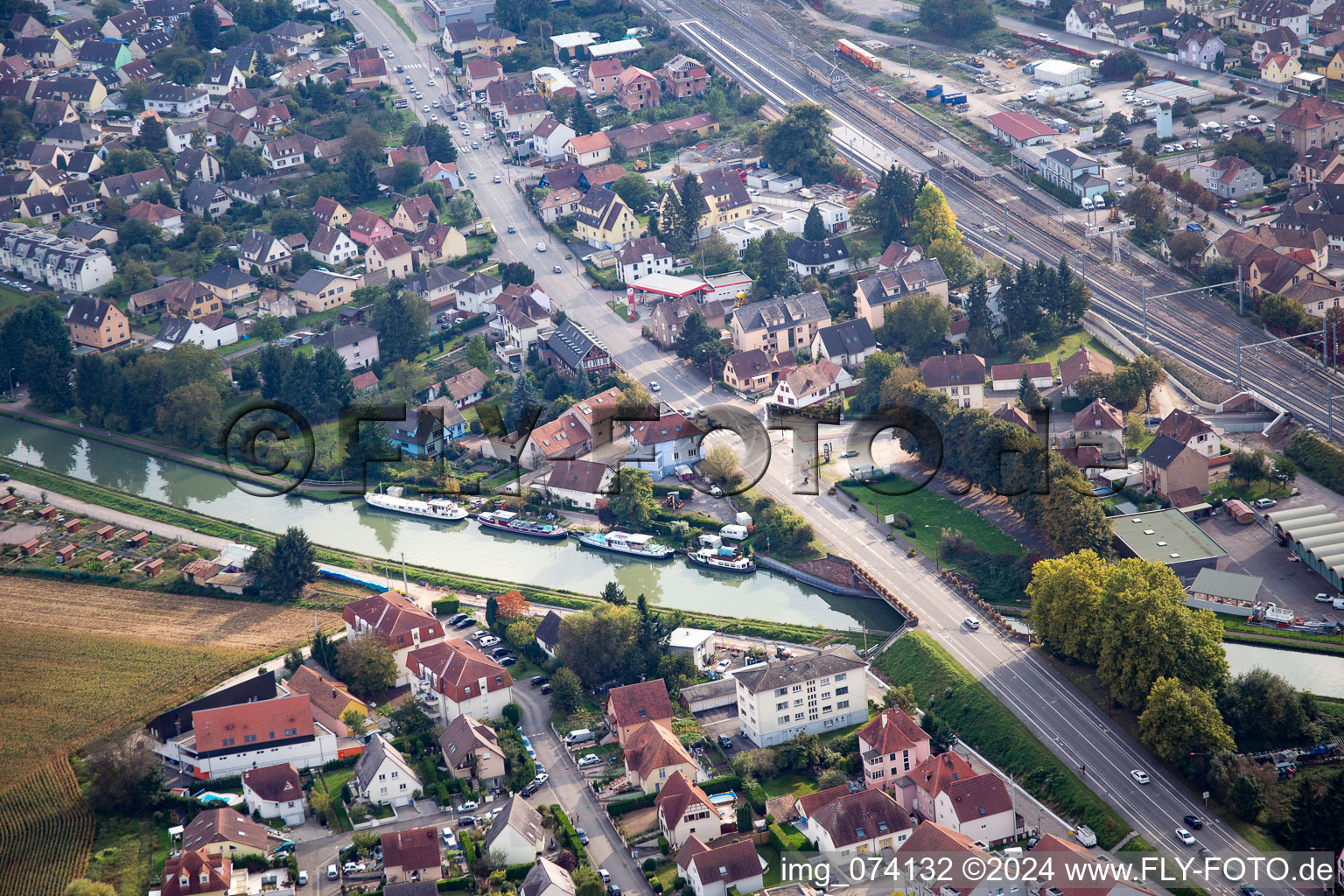 Vue aérienne de Rivière - structure de pont sur le Mühlbach à Vendenheim dans le département Bas Rhin, France