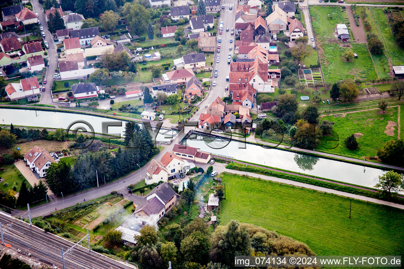 Vue aérienne de Rivière - structure de pont sur le Mühlbach à Vendenheim dans le département Bas Rhin, France