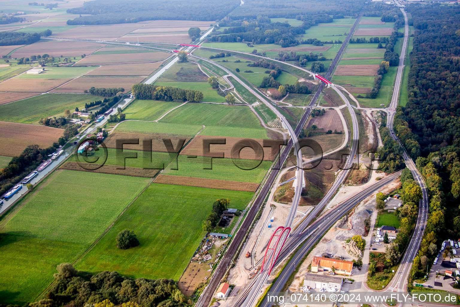 Vue aérienne de Chantier du nouveau viaduc de l'ouvrage d'art du pont ferroviaire destiné au tracé des voies ferrées sur le canal Marne-Rhin à Eckwersheim dans le département Bas Rhin, France