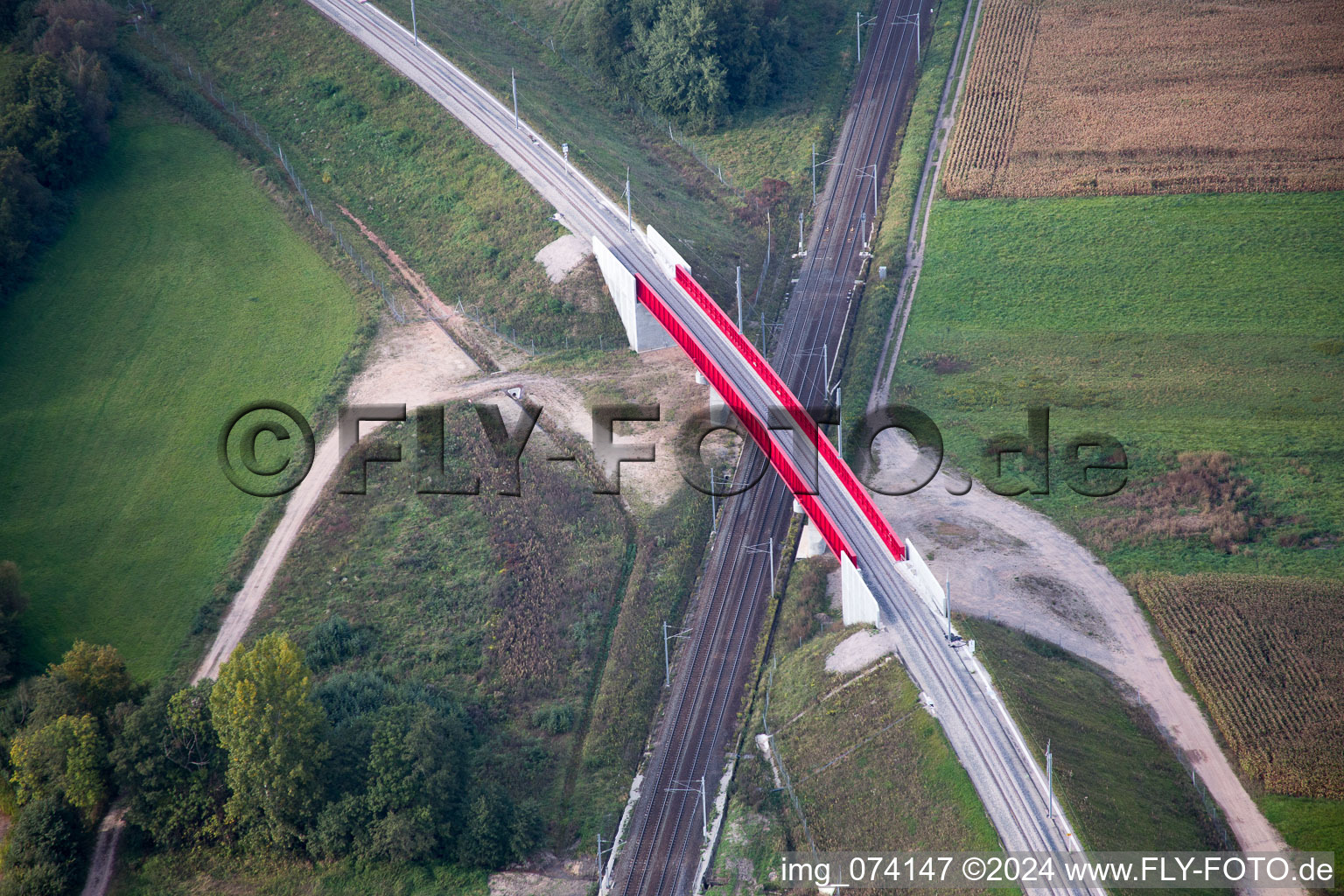 Vue aérienne de Chantier du nouveau viaduc de l'ouvrage d'art du pont ferroviaire destiné au tracé des voies ferrées sur le canal Marne-Rhin à Eckwersheim dans le département Bas Rhin, France