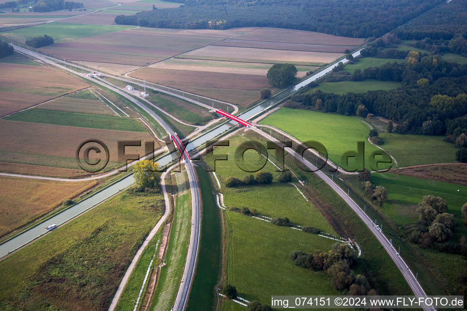 Vue aérienne de Ouvrage de pont ferroviaire destiné au tracé des voies ferrées de la ligne à grande vitesse TGV Strasbourg-Paris sur le canal Rhin-Rhône à Eckwersheim dans le département Bas Rhin, France