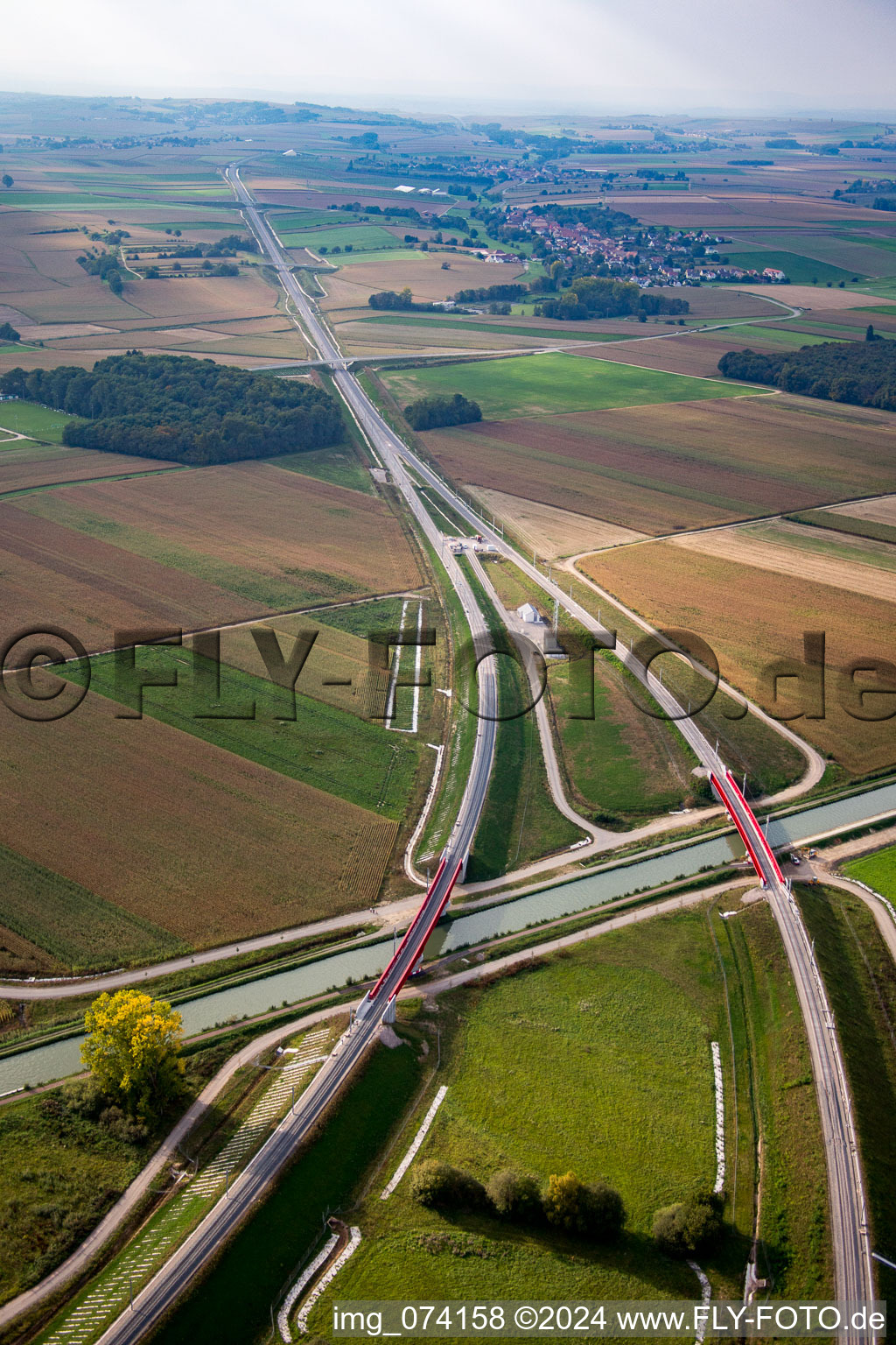 Vue oblique de Chantier du nouveau viaduc de l'ouvrage d'art du pont ferroviaire destiné au tracé des voies ferrées sur le canal Marne-Rhin à Eckwersheim dans le département Bas Rhin, France