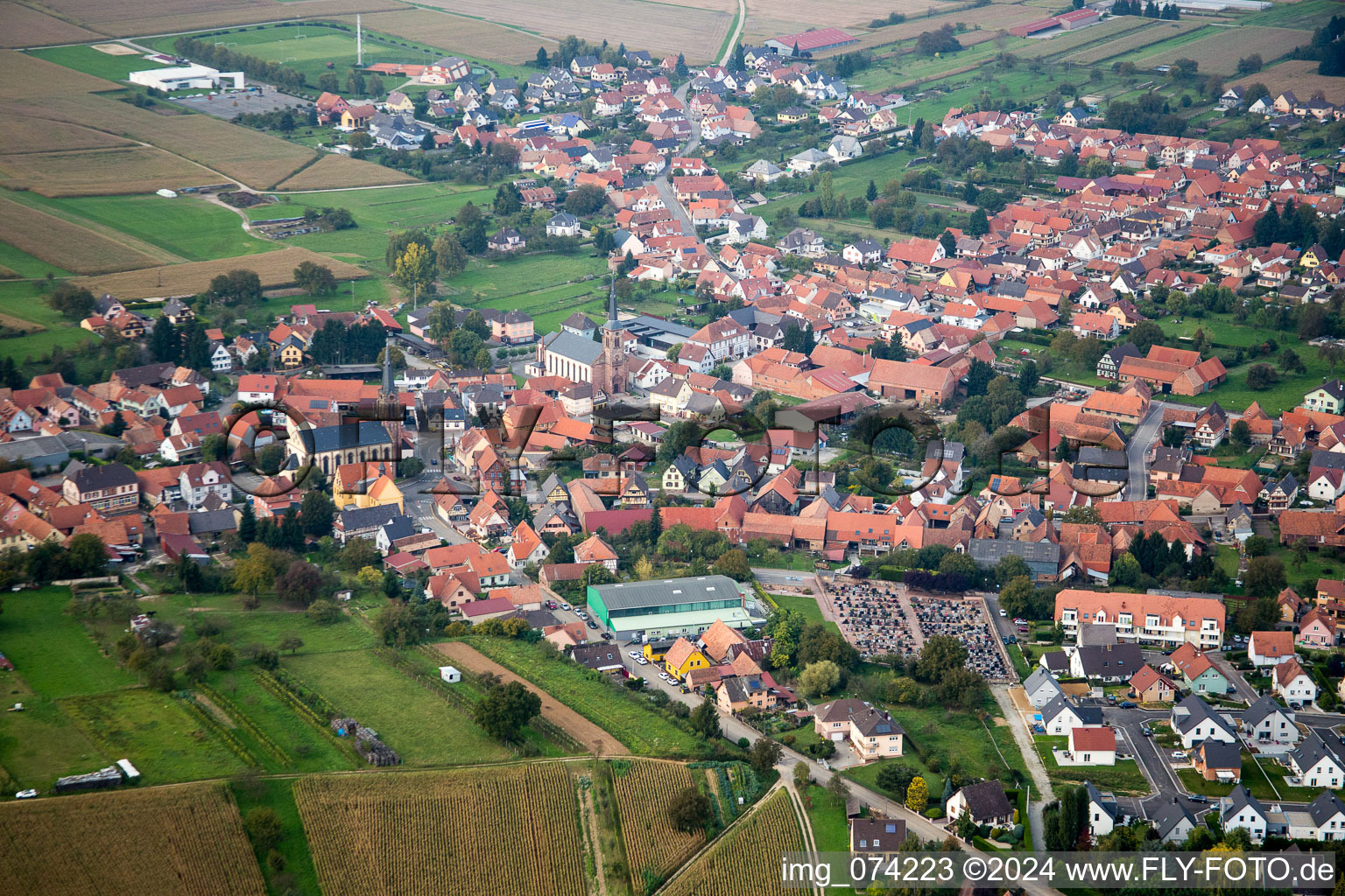 Vue aérienne de Vue sur le village à Weitbruch dans le département Bas Rhin, France