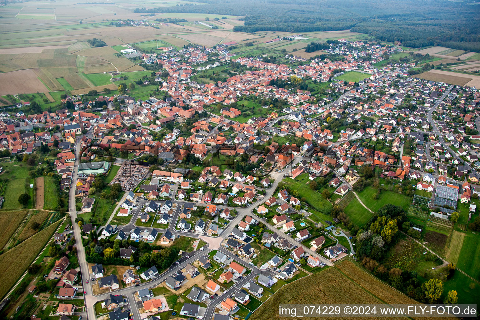 Vue aérienne de Vue sur le village à Weitbruch dans le département Bas Rhin, France