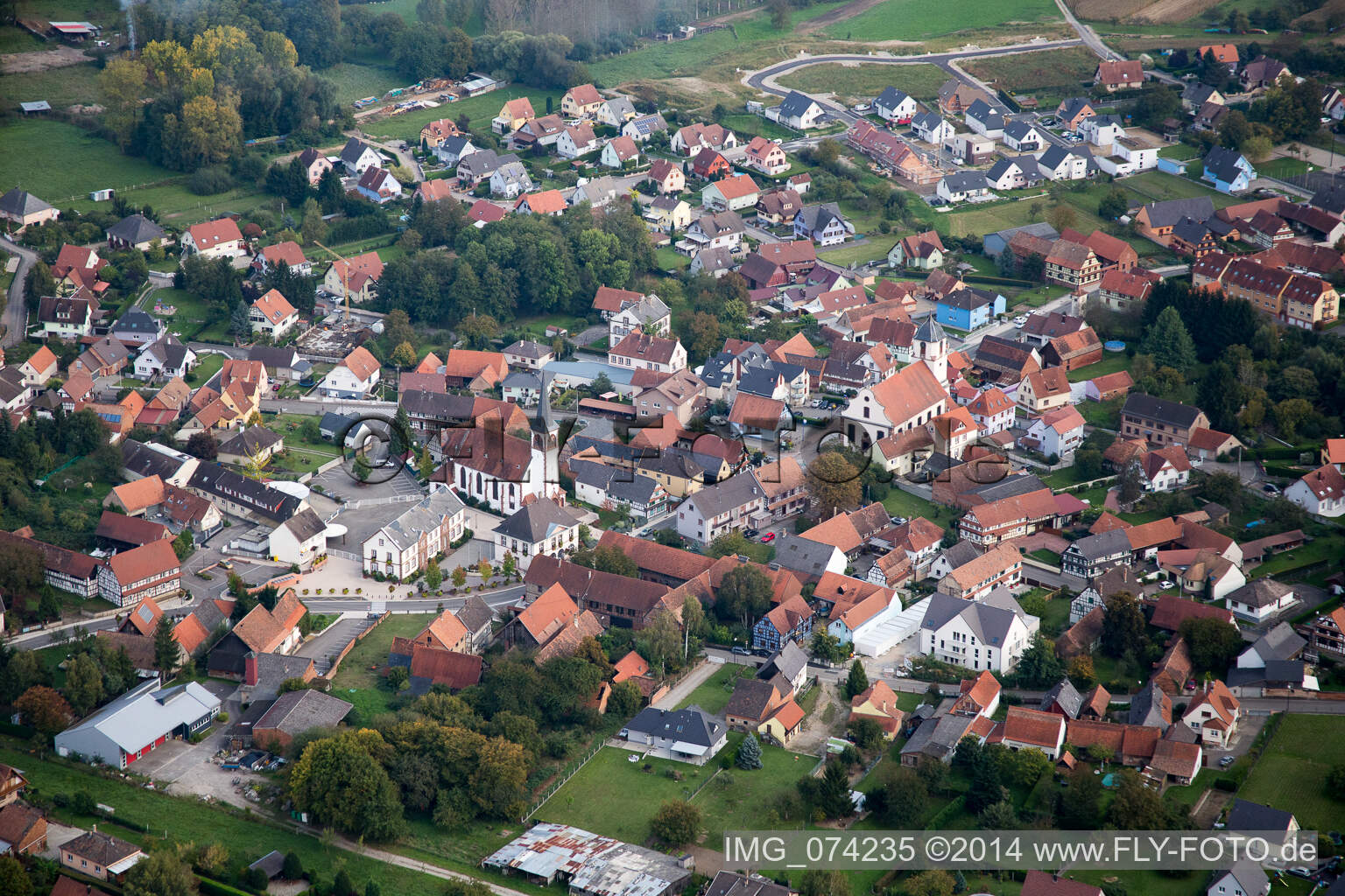 Vue aérienne de Vue des rues et des maisons des quartiers résidentiels à Gries dans le département Bas Rhin, France