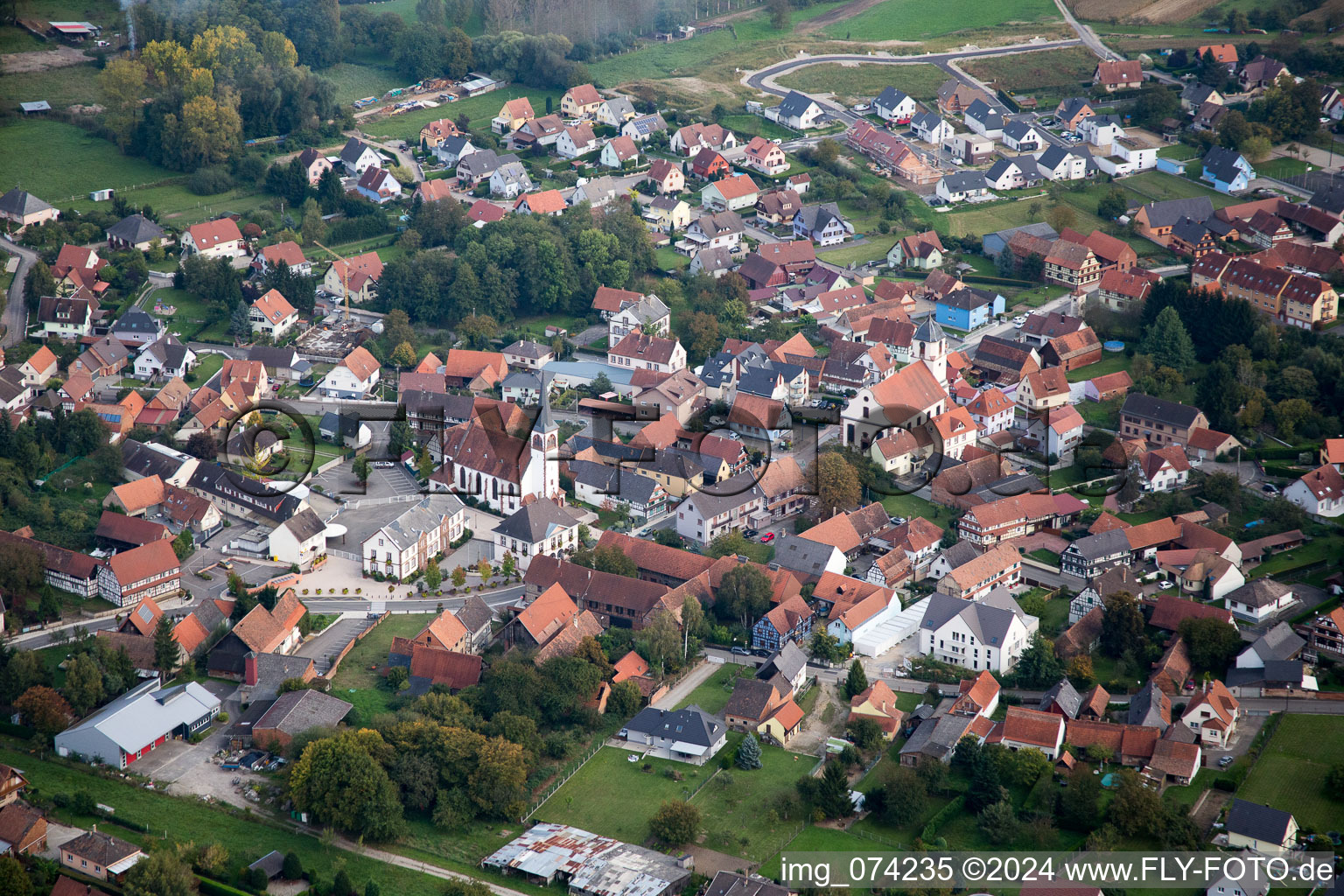 Vue aérienne de Vue des rues et des maisons des quartiers résidentiels à Gries dans le département Bas Rhin, France