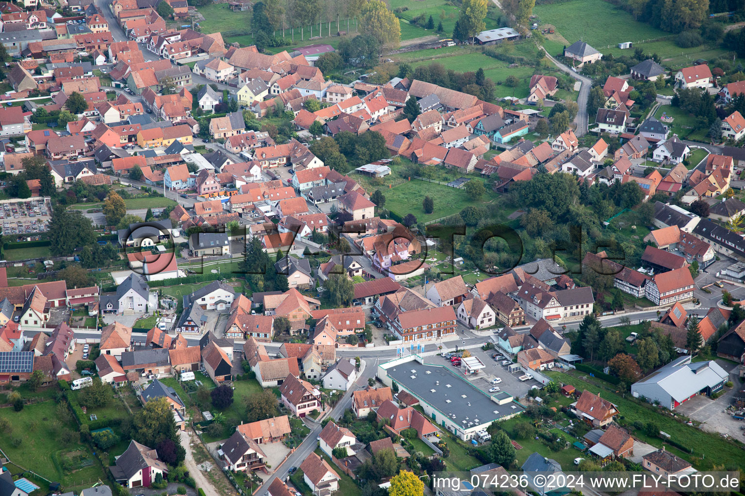 Vue aérienne de Vue des rues et des maisons des quartiers résidentiels à Bischwiller dans le département Bas Rhin, France