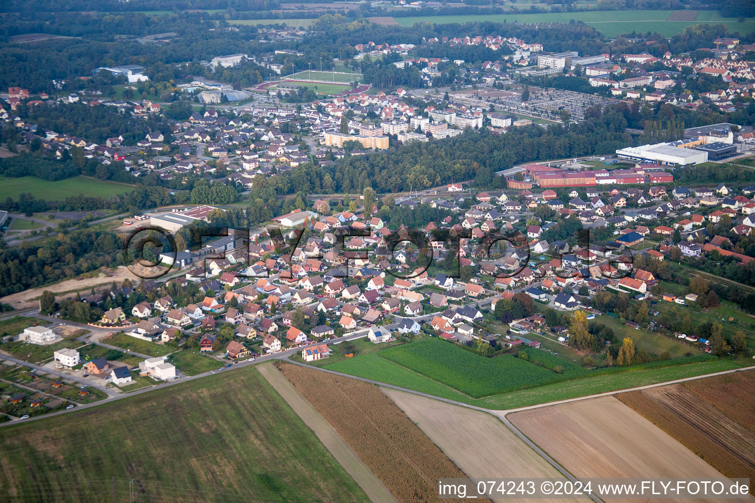 Vue aérienne de Vue des rues et des maisons des quartiers résidentiels à Bischwiller dans le département Bas Rhin, France