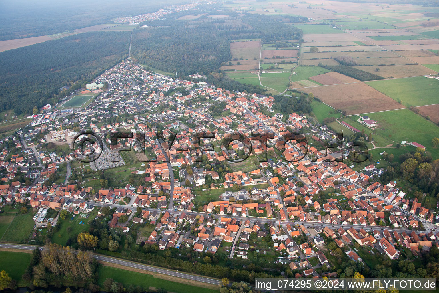 Vue aérienne de Oberhoffen-sur-Moder dans le département Bas Rhin, France