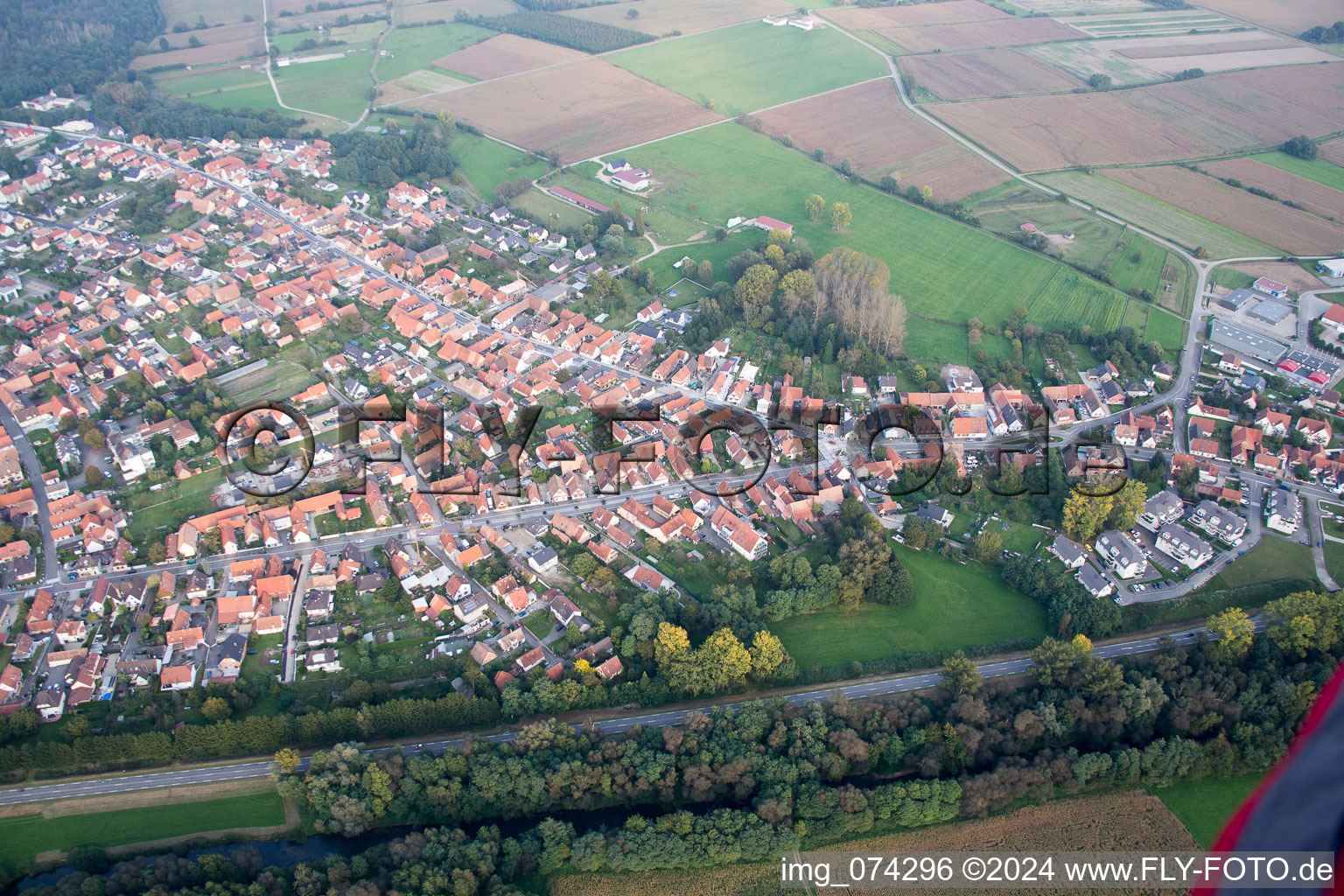 Vue aérienne de Oberhoffen-sur-Moder dans le département Bas Rhin, France