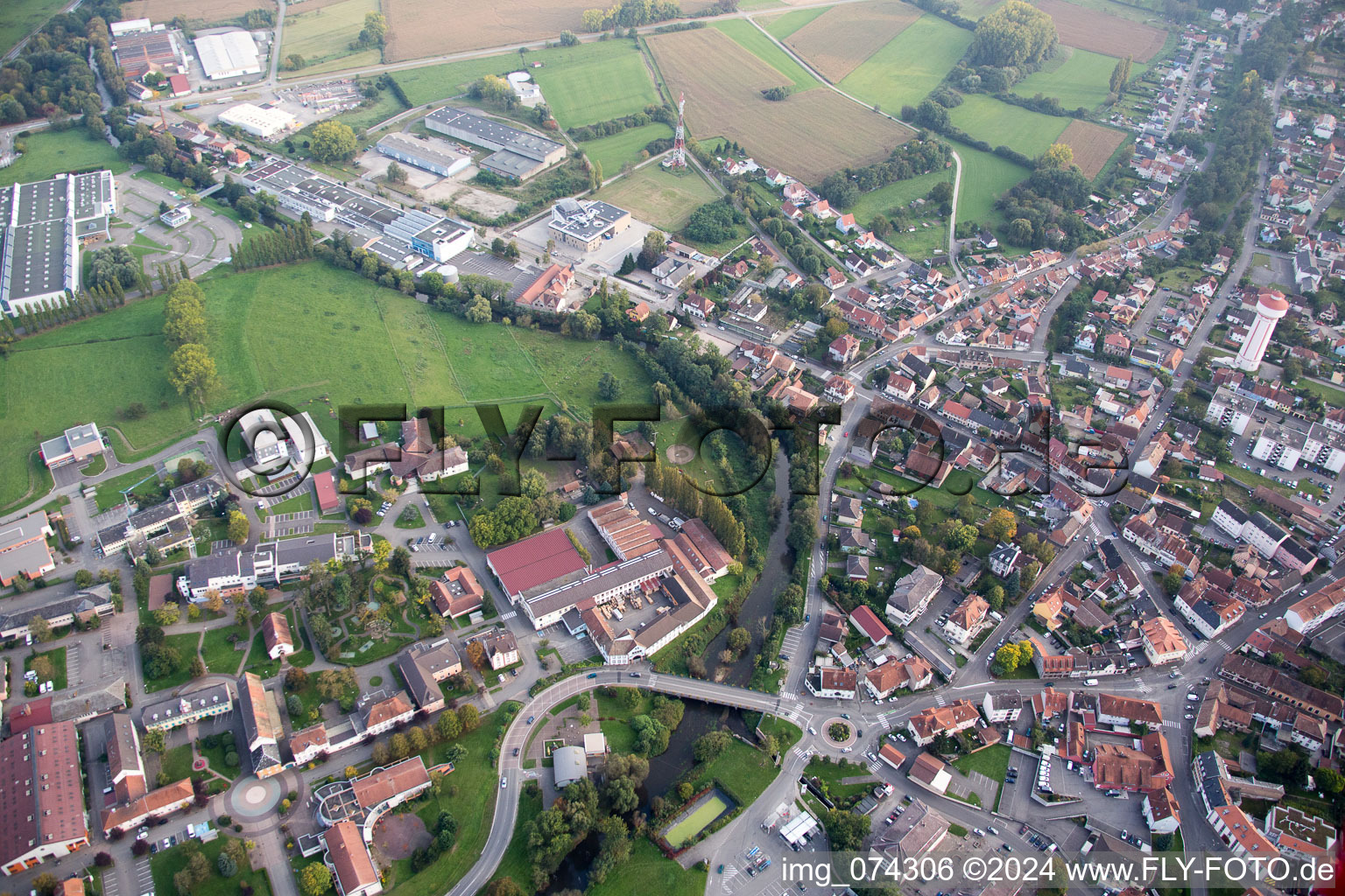 Bischwiller dans le département Bas Rhin, France vu d'un drone