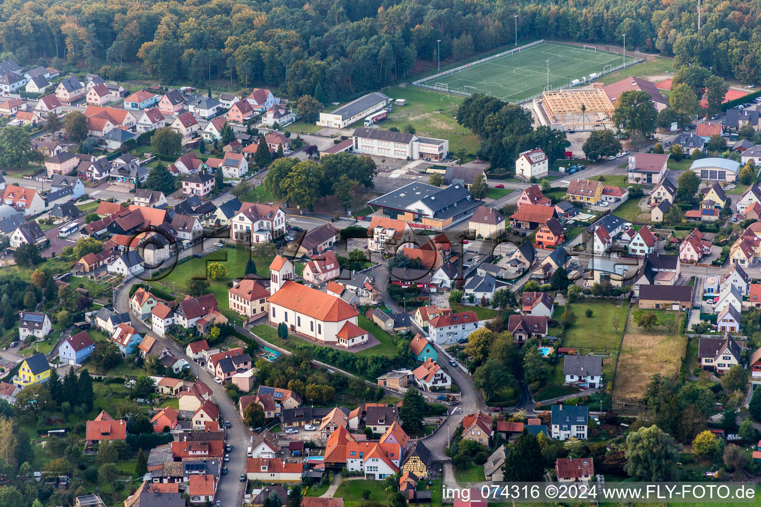 Vue aérienne de Vue sur le village à Schirrhein dans le département Bas Rhin, France