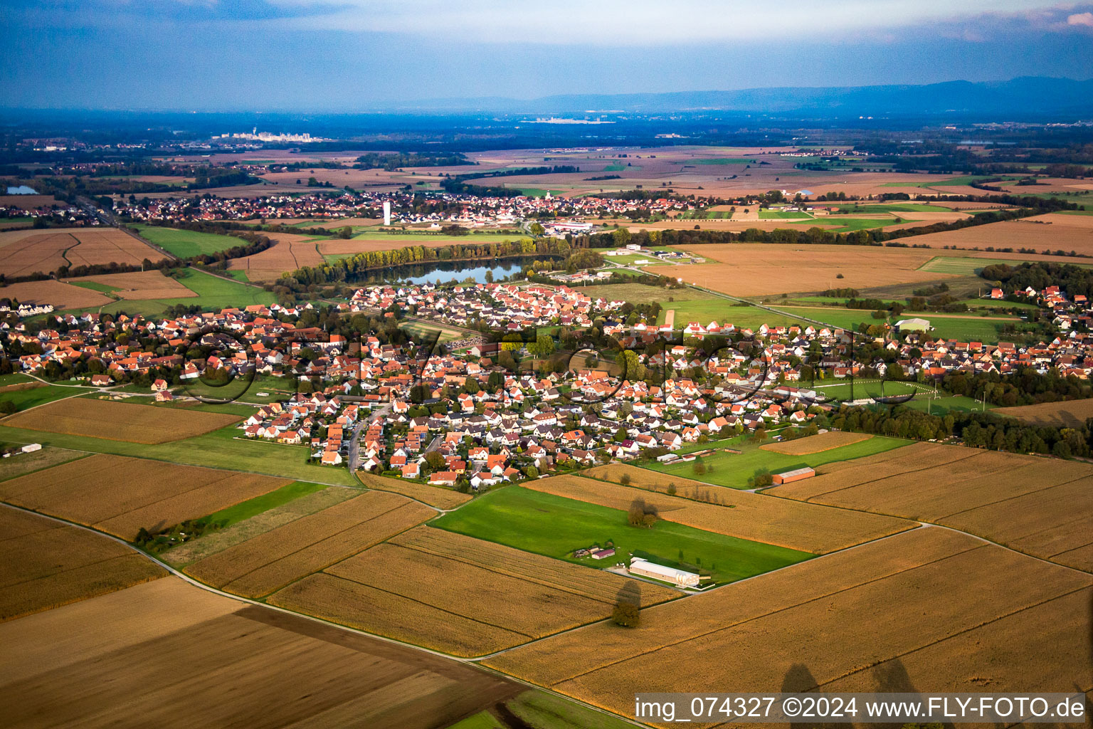 Vue aérienne de Du sud-ouest à Rountzenheim dans le département Bas Rhin, France