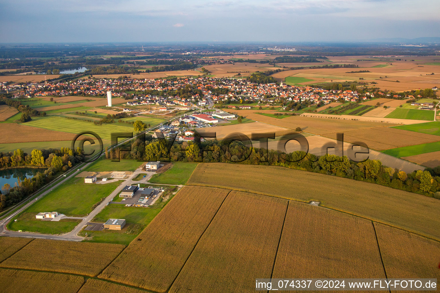 Vue aérienne de Du sud-ouest à Rœschwoog dans le département Bas Rhin, France